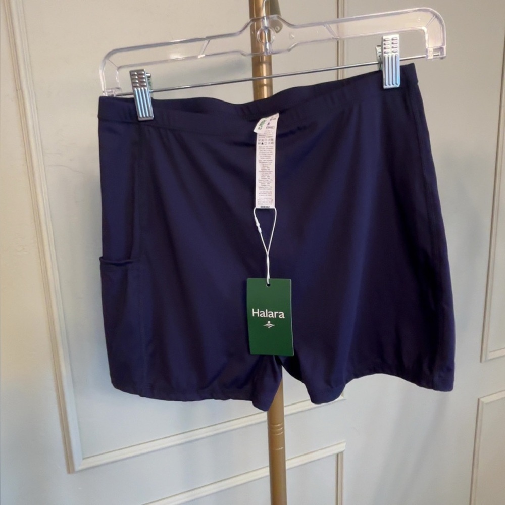 Halara Navy Shorts Medium NWT stretchy shorts with pocket MSRP $32.95